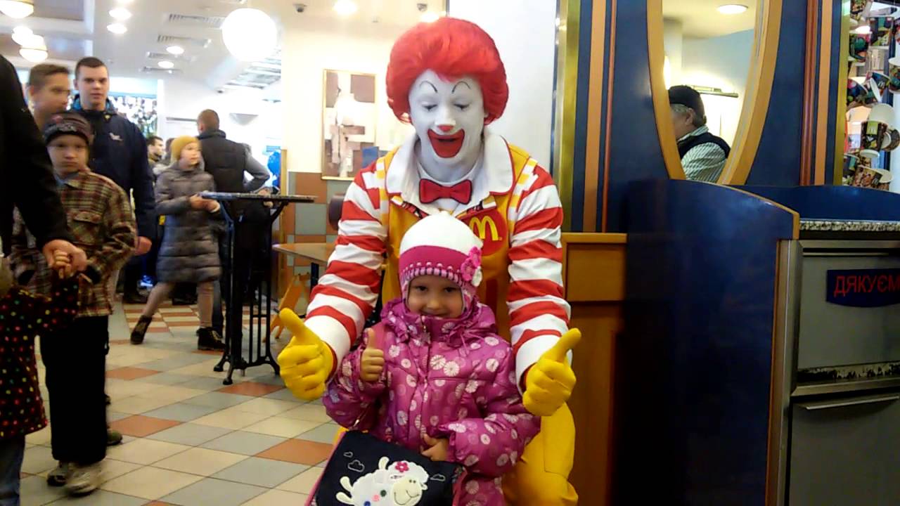 Клоун кемерово. Клоун макдональдс страшный Карусель. Ronald MCDONALD В карусели. Клоун из карусели. Рыжий клоун макдональдс.