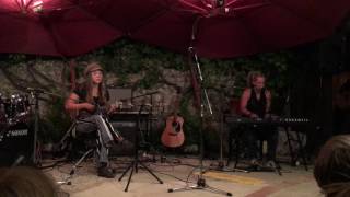 Sigrid Op De Ukulele Tijdens Open Podium Camping Frankrijk, Cover Riptide Van Vance Joy