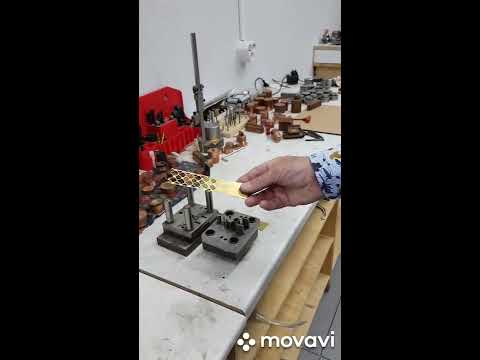 Операция штамповки на ювелирном производстве