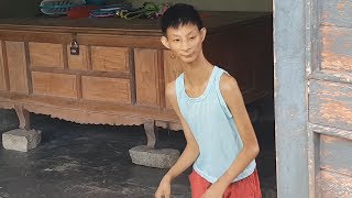 Xót thương cảnh mẹ đơn thân nuôi con tí hon 16 tuổi nặng 7kg | 16 years old but weighs only 7kg