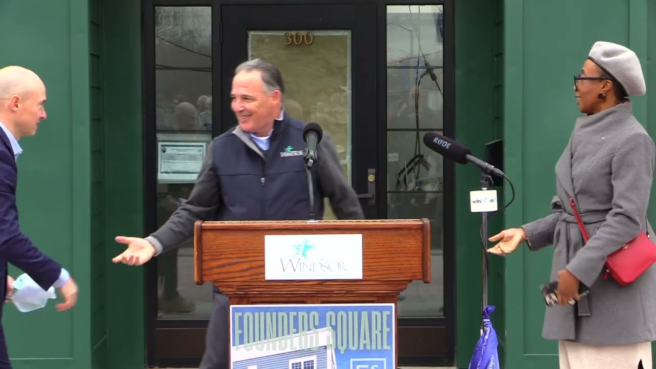 Торжественная церемония перерезания ленты по случаю открытия Founders Square