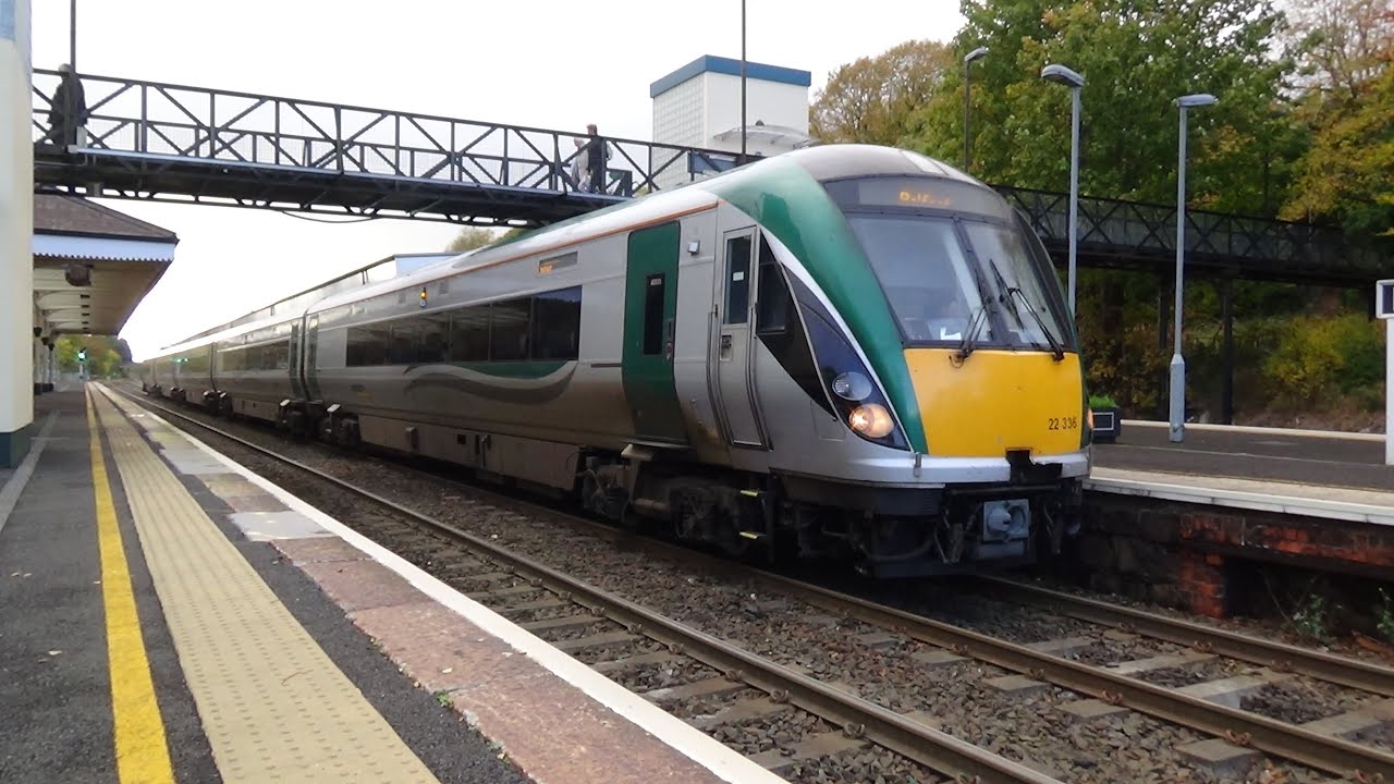 IE 22000 Class DMU 22036 - Lisburn - 30/10/15