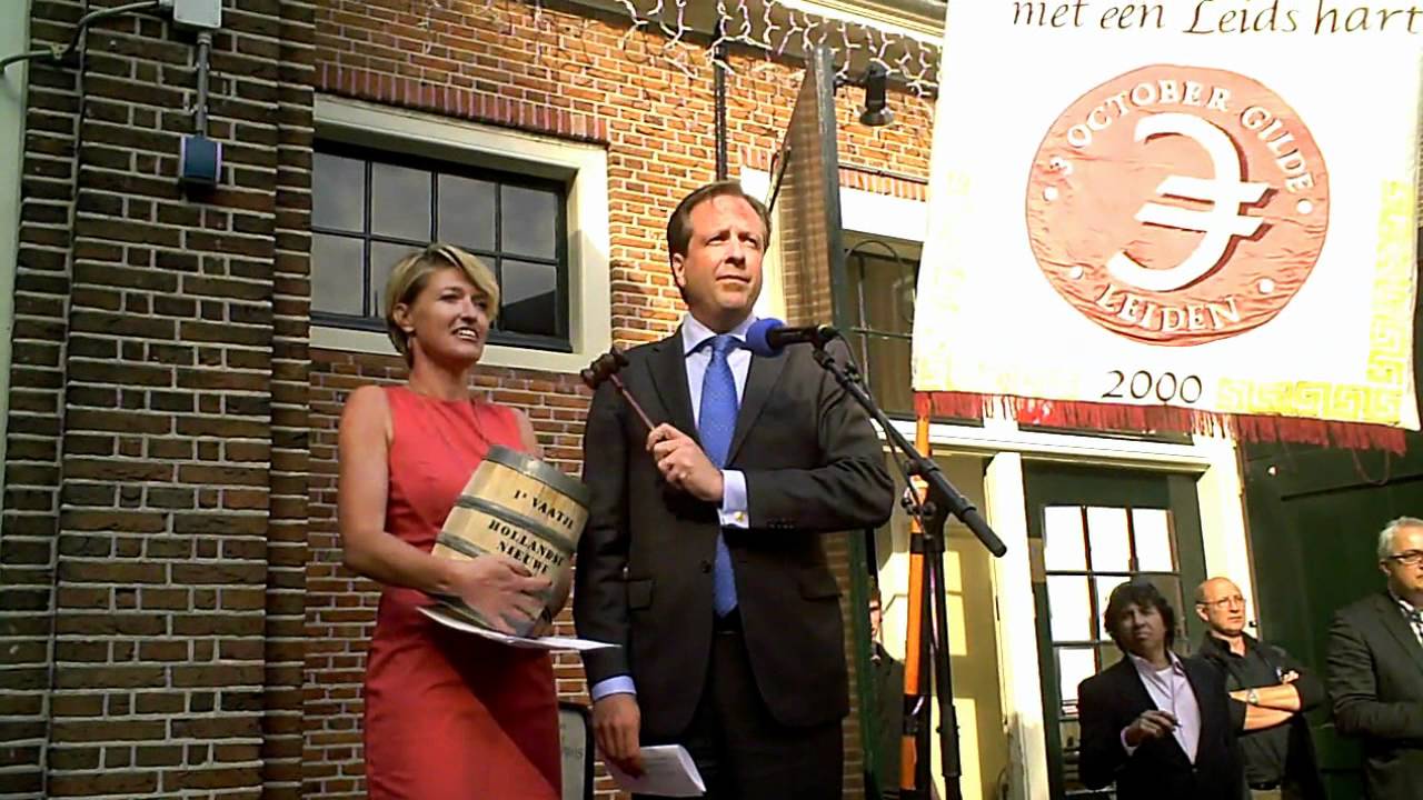 Alexander Pechtold veilingmeester Haringparty 3 October Gilde 2012. www.leidseglibber.nl