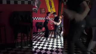 Anthuane Cantú + Natalia Torres bailando Rockabilly Jive