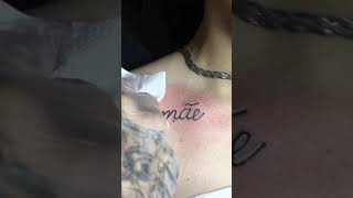 Tatuagem Escrito Mãe No Peito