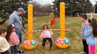 Deema y Sally juegan al limbo inflable con amigos