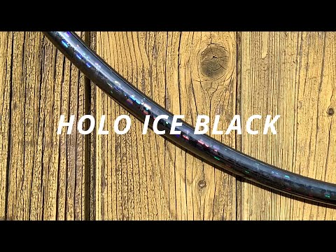 Dieses Video zeigt unser Performance Hula Hoop Modell &quot;Holo Ice Black&quot; als Nahaufnahme in Bewegung bei Sonnenlicht.Tapes: 12 mm black grip / holo ice blackFü...
