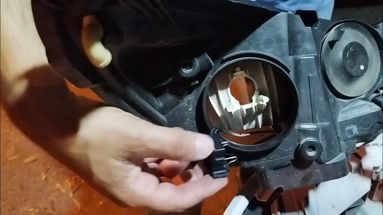COMO CAMBIAR LA BOMBILLA DE CRUCE DE UN FORD FOCUS. - YouTube