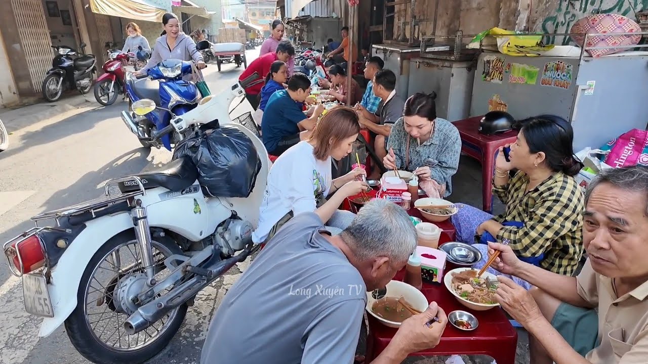Đây 2 xe bún cá và bún khô mực lề đường ở Long Xuyên I Long Xuyên TV 