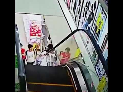 Девушке повезло, чуть не оторвала голову