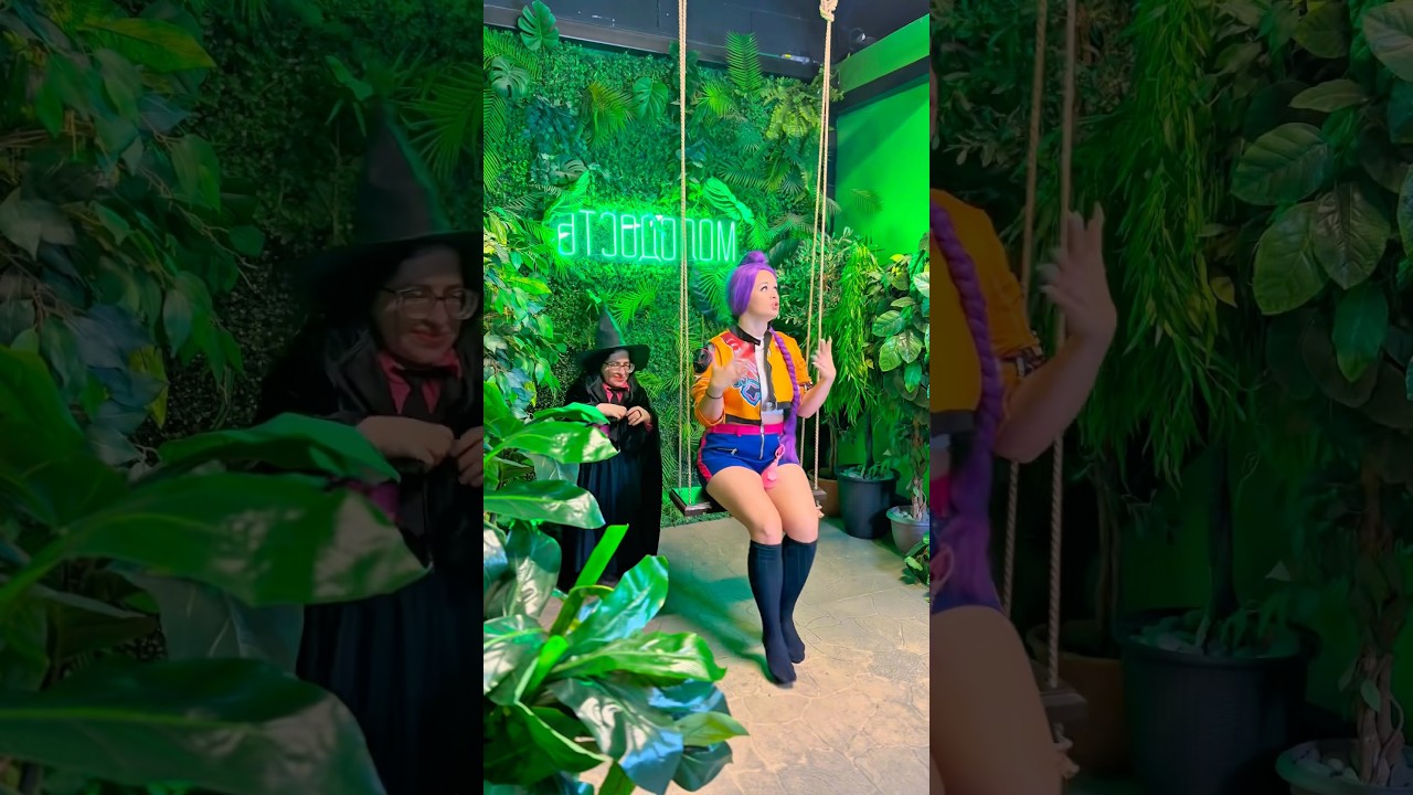 1 or 2 reaction?😮🤫 #twins #cosplay #pranks