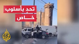 بأنشودة عرين الأسود.. فلسطيني يتحدى جنود الاحتلال أمام برج عسكري في بيت لحم