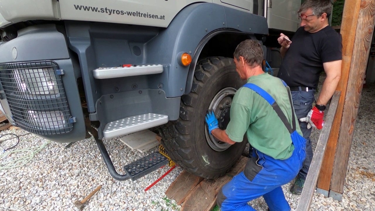 Reifenwechsel auf der Sprengringfelge. Ein Film von Andreas Sadek