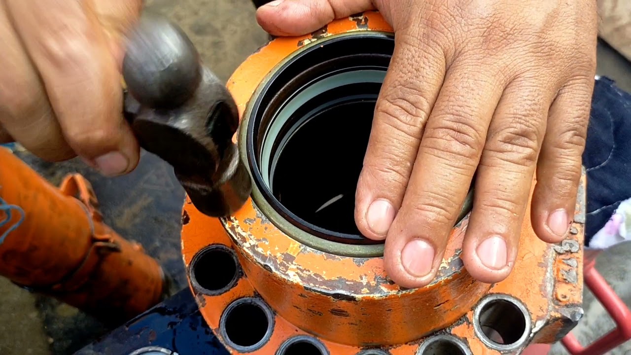 Hitachi excavator 200. Change cylinder Seal Kit.