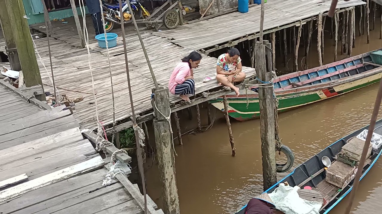 ngupi di dermaga tanipah ada acil aluh nukar iwak, ada jembatan baayun dan husus utk pejalan kaki