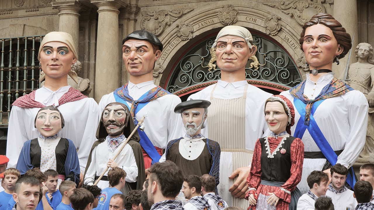 ERROTXAPEAko Konpartsa - Comparsa de la ROTXAPEA y Gigantes Txikis PLAZA ITURRI