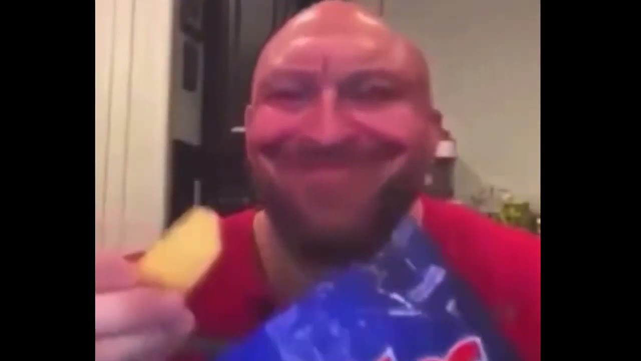 Лысый мужик хавает чипсы