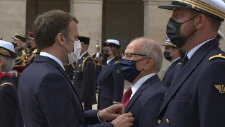 Emmanuel Macron préside une passe d'armes aux Invalides, à Paris | AFP Images