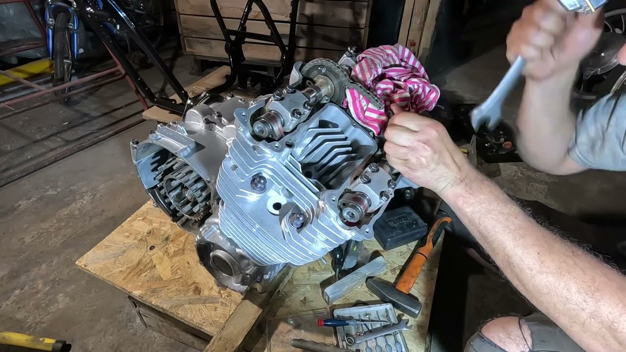 Składanie silnika Yamaha XJ 750 – Część 4 | Wałki rozrządu, ustawienie rozrządu, finał montażu