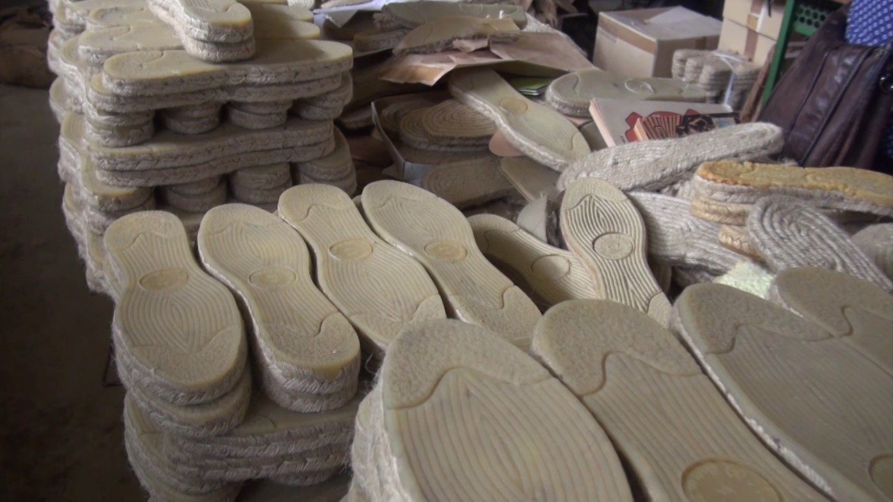 LES ESPADRILLES DE MAULEON ( 64 )