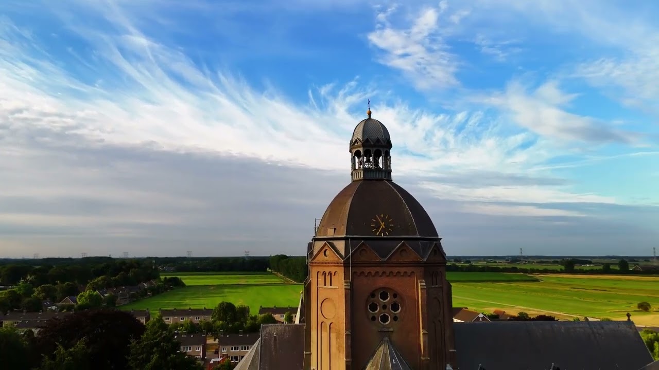 🔔 Lambertuskerk Raamsdonk – Middeleeuwse kerk in het Brabantse landschap (Drone 4K)