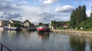 Professional handling of a barge entering a lock
