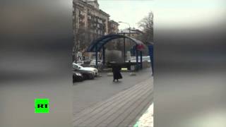 Une vidéo qui glace le sang montre une femme tenant dans ses mains la tête coupée d’un enfant près d’une station de métro à Moscou et qui a menacé de se faire exploser, se qualifiant elle-même de terr