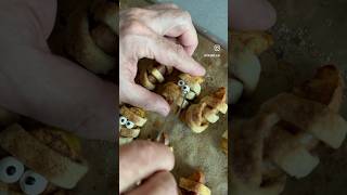 👻 Mini “mummy” apple pies.