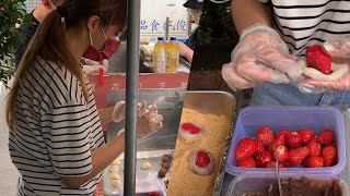 Incredible street food! 2 hours sold thousands of strawberry/Ferrero Rocher glutinous rice balls! by Latte Food 拿鐵美食 1,317 views 1 year ago 4 minutes, 22 seconds