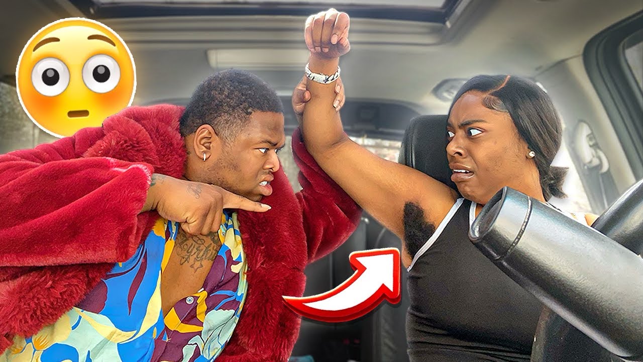 Розыгрыш с длинными волосами подмышками над Терон Бих (чрезвычайно уморительный)