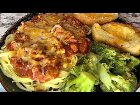 Spaghetti with corn, broccoli and garlic bread!