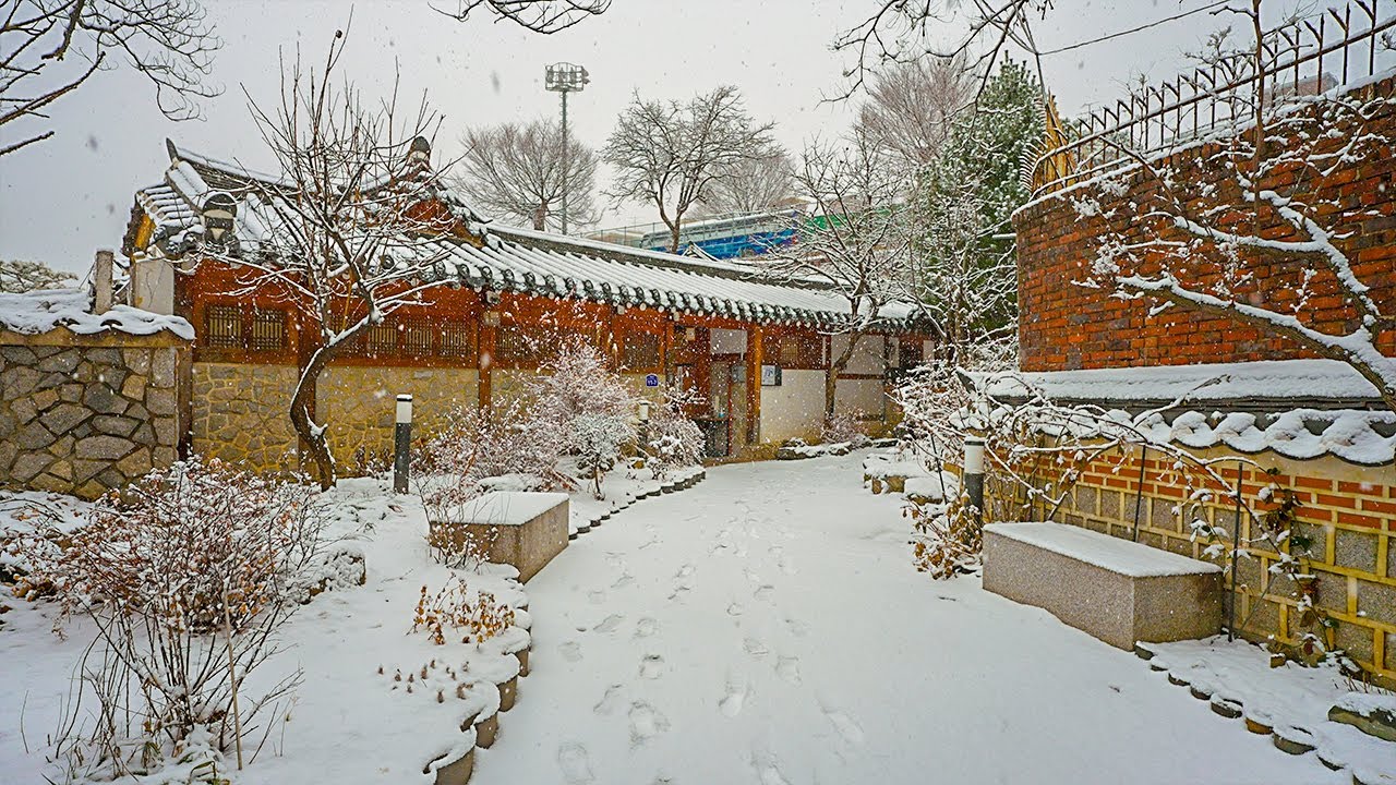 Heavy Snowfall Walk Through Bukchon Hanok Village In Seoul | Best Places in Korea 4K HDR