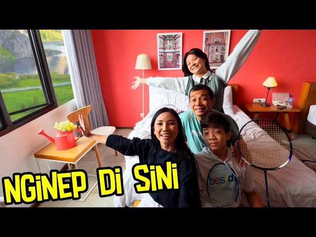 24 JAM NGINAP DI HOTEL INI ! WARNA PINK | Vlog Liburan Bandung | CnX Adventurers class=