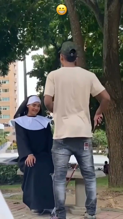 Apa Yang Dilihat Biarawati ini,,??