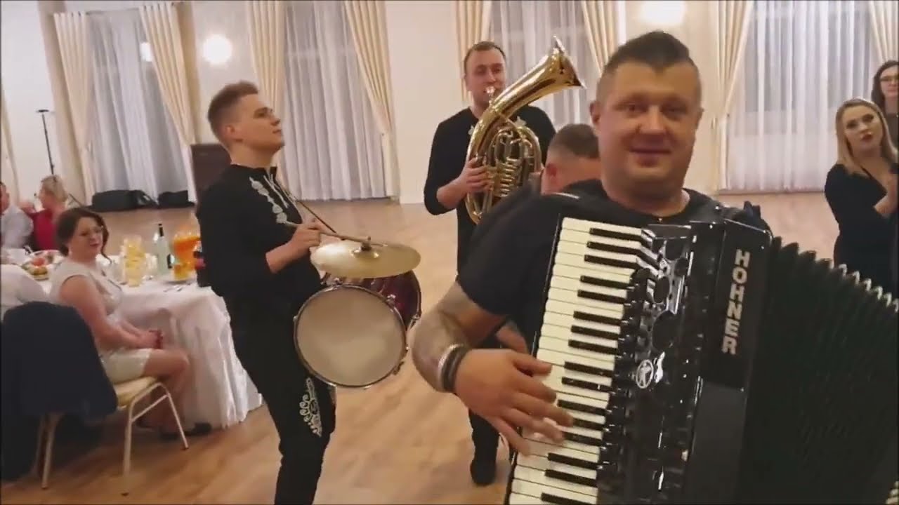 biasiada za stołami 🪗 hej z góry góry jadą mazury 💯