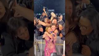 ¡ALERTA DE TERNURA! 🐺❤️ Shakira y el beso más dulce del tour #Shakira #Shorts