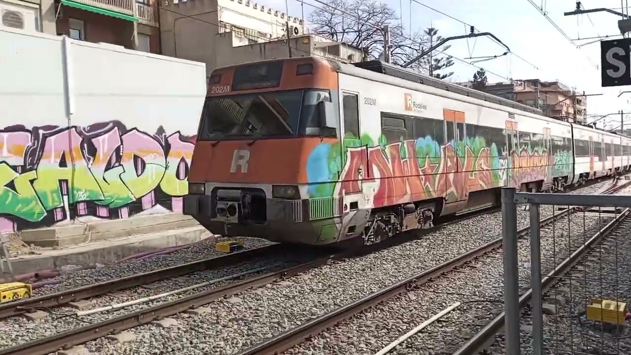 Trenes de Rodalies de Catalunya Civia 465/ UT 447 línea R4 por Sant Feliu