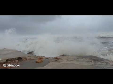 El mar engulle la playa de El Trampolí en Dénia