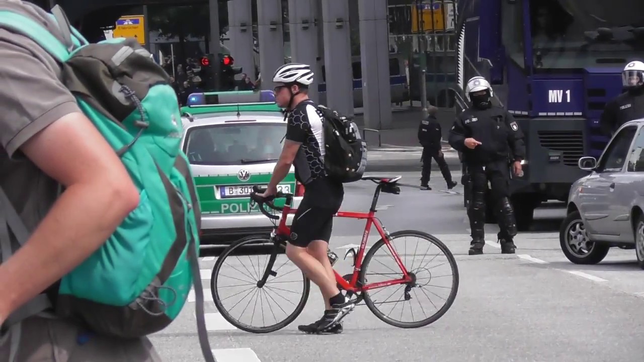 [G20 Hamburg] GruKW+
2xWaWe10000+Sonderwagen+FuStW [wird Blockiert] muss auf dem Gehweg ausweichen.