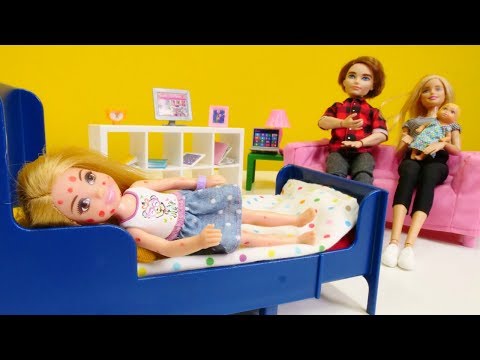 Barbie ailesi. Oyuncak bebek Chelsea su çiçeği olmuş.