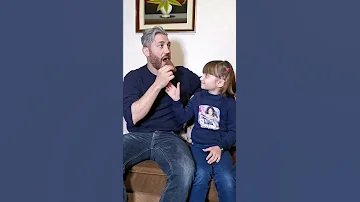 الطفلة مليكة بتحب تاكل شوكولاتة لوحدها 