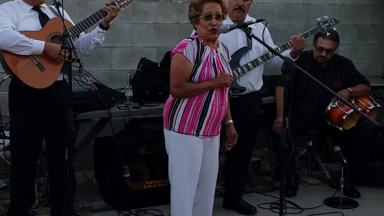 Vicky Davis a sus 85 años que bien canta