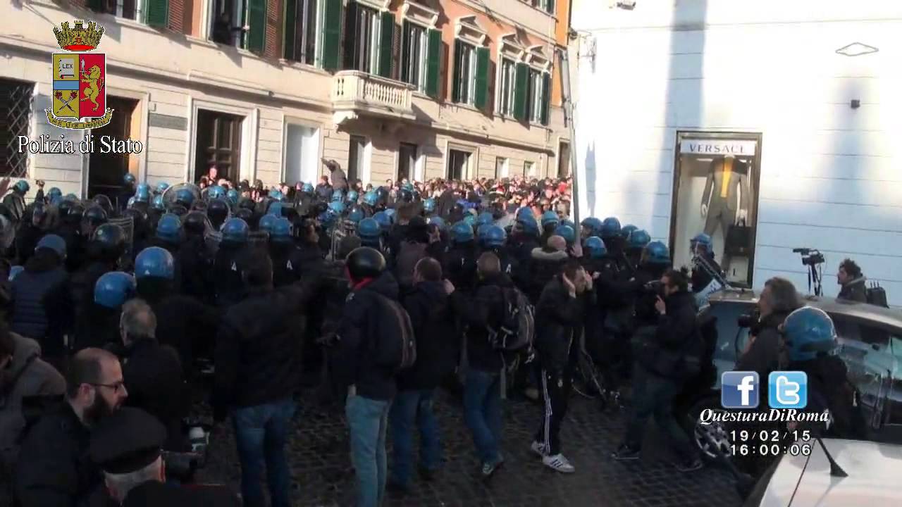 Romeinse Politiebeelden van "I Barbari", voor AS Roma - Feyenoord
