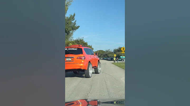 Infiniti QX on 34’s Swervin Into the Carshow