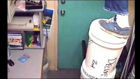 Unlucky burglar turns himself in