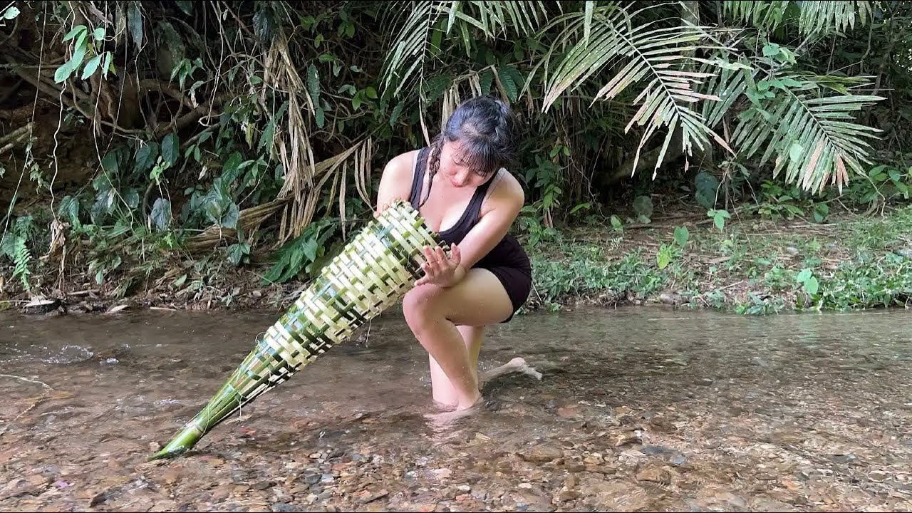 Wilderness Survival | Girl Makes Bamboo Fish Trap, Catches and Grills Fish