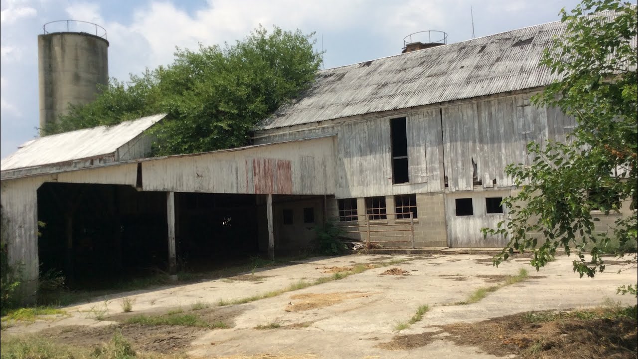 Exploring an ABANDONED Barn (CREEPY) - YouTube