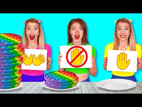 DÉFI MANGER SANS LES MAINS VS À UNE MAIN VS À DEUX || Pop it ! Situations Drôles par 123 GO! FOOD