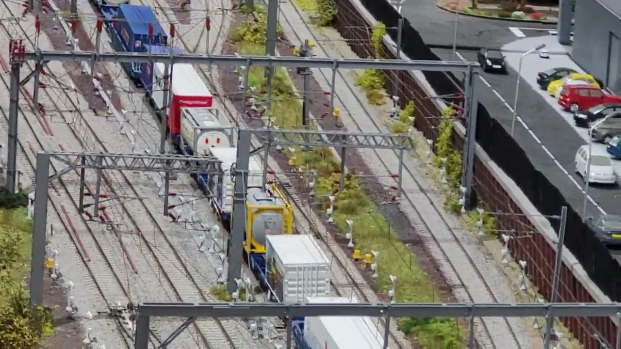 MT3 - 4L56 - DB90s - 90026 and 90034 navigating a busy Milton Keynes 