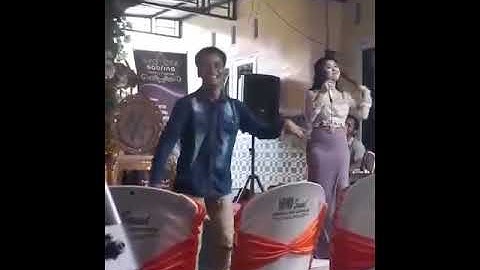 Aksi kocak joget koplo bikin biduan gak fokus nyanyi